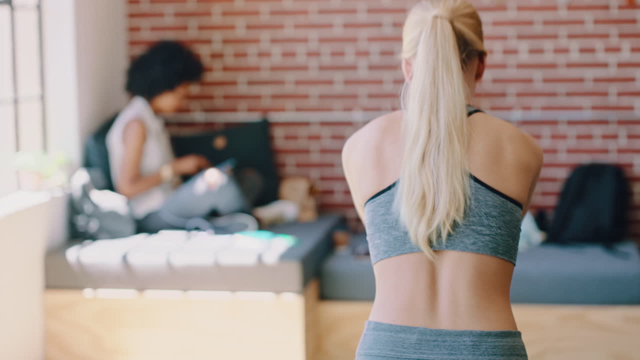 yoga, fitness y ejercicio en una oficina