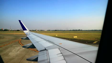 vista de la pista del aeropuerto desde la ventana de la cabina