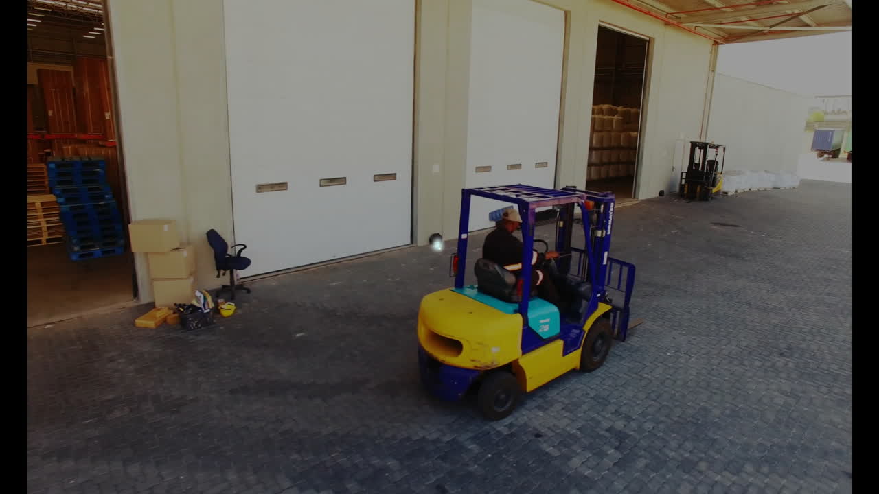 Animation eines Verbindungsnetzwerks mit Einkaufswagen-Symbolen und Gabelstapler im Lager