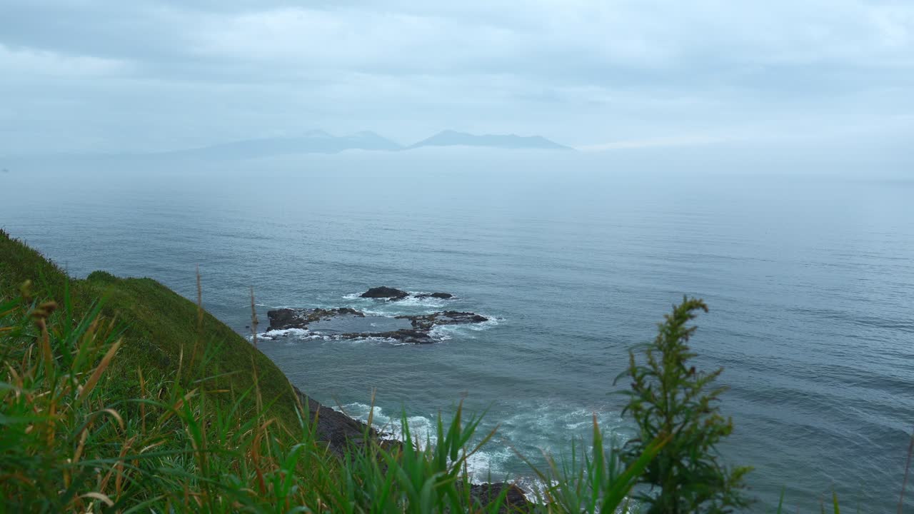 안개 가 가득 한 산 들 이 있는 해안 풍경