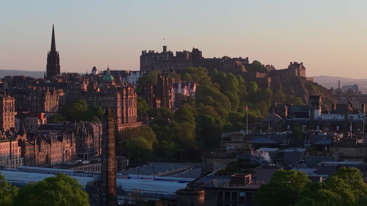 Uma tomada estática tranquila de Edimburgo no início da manhã, capturando a cidade calma a acordar com luz solar suave e ruas tranquilas