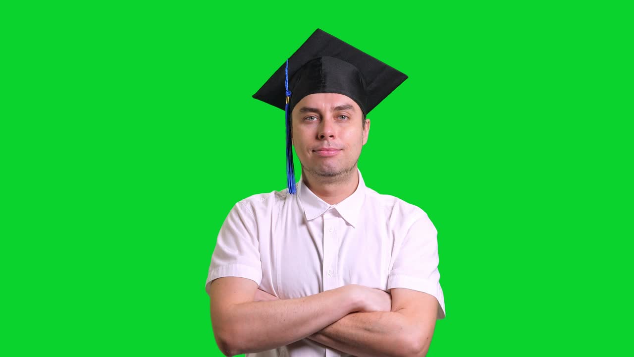 Giovane uomo laureato sorridente con cappello di laurea nero