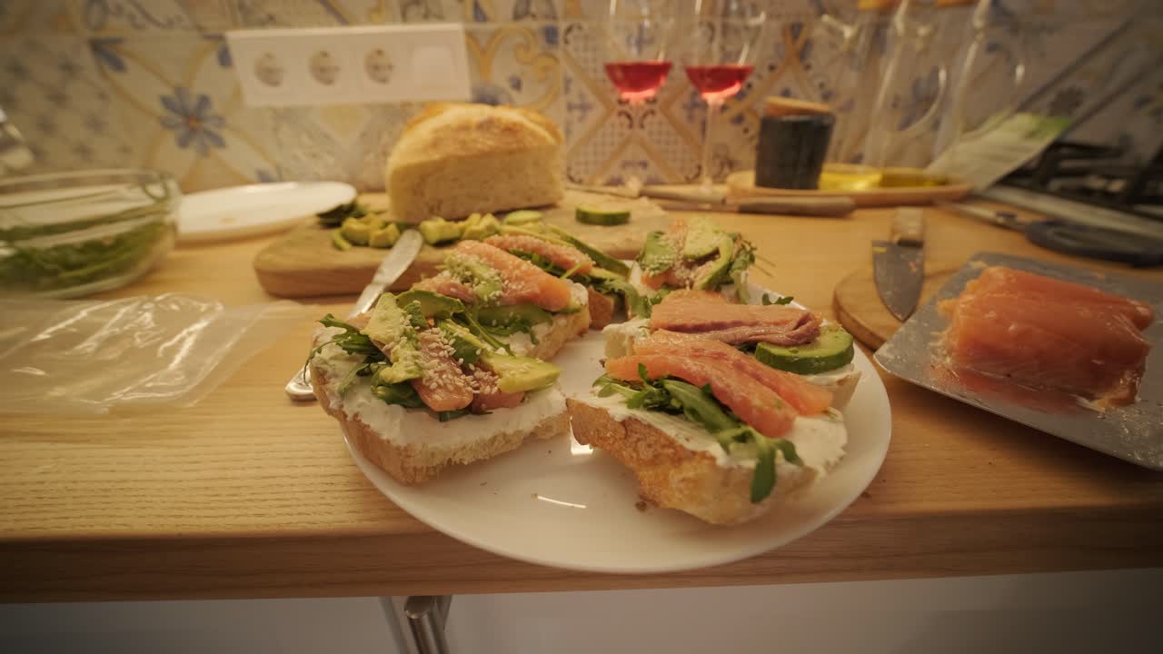 una pareja enamorada haciendo un sándwich en la cocina de la sala de estar