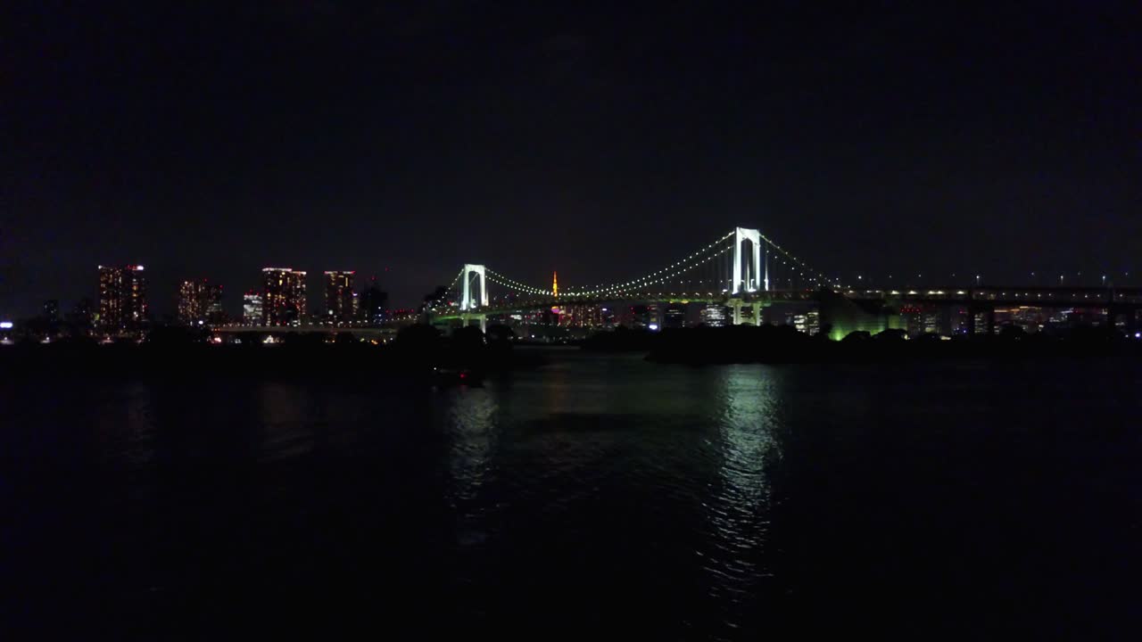 물 위에 밤 시간에 무지개 다리의 조감도