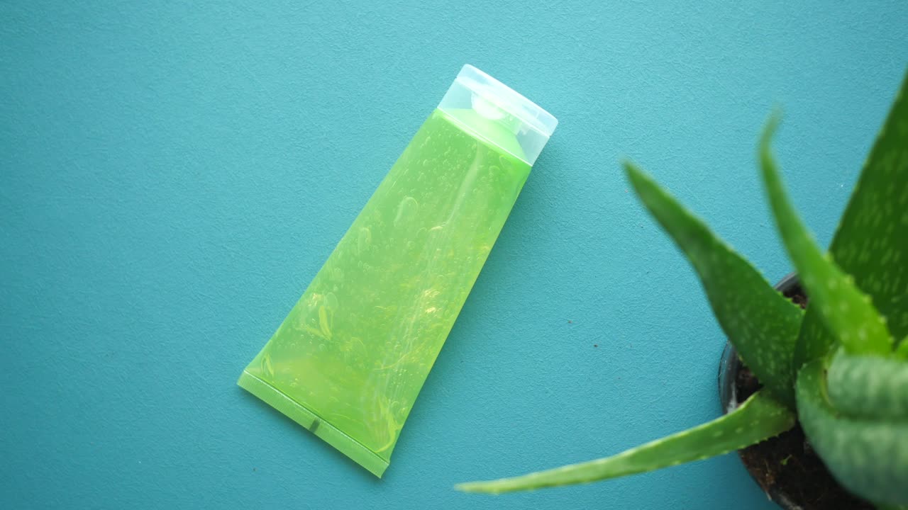 Tubetto di gel all'aloe vera con pianta di aloe