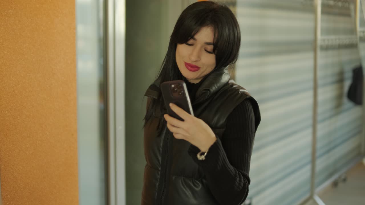 여성 매니저가 사무실에서 거울 셀피를 찍고 있다