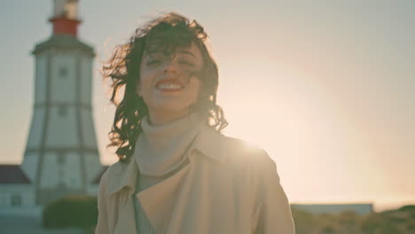 Retrato-Turista-Despreocupado-Caminando-Junto-Al-Mar-Bajo-El-Sol.-Joven-Hermosa-Chica-Disfrutando