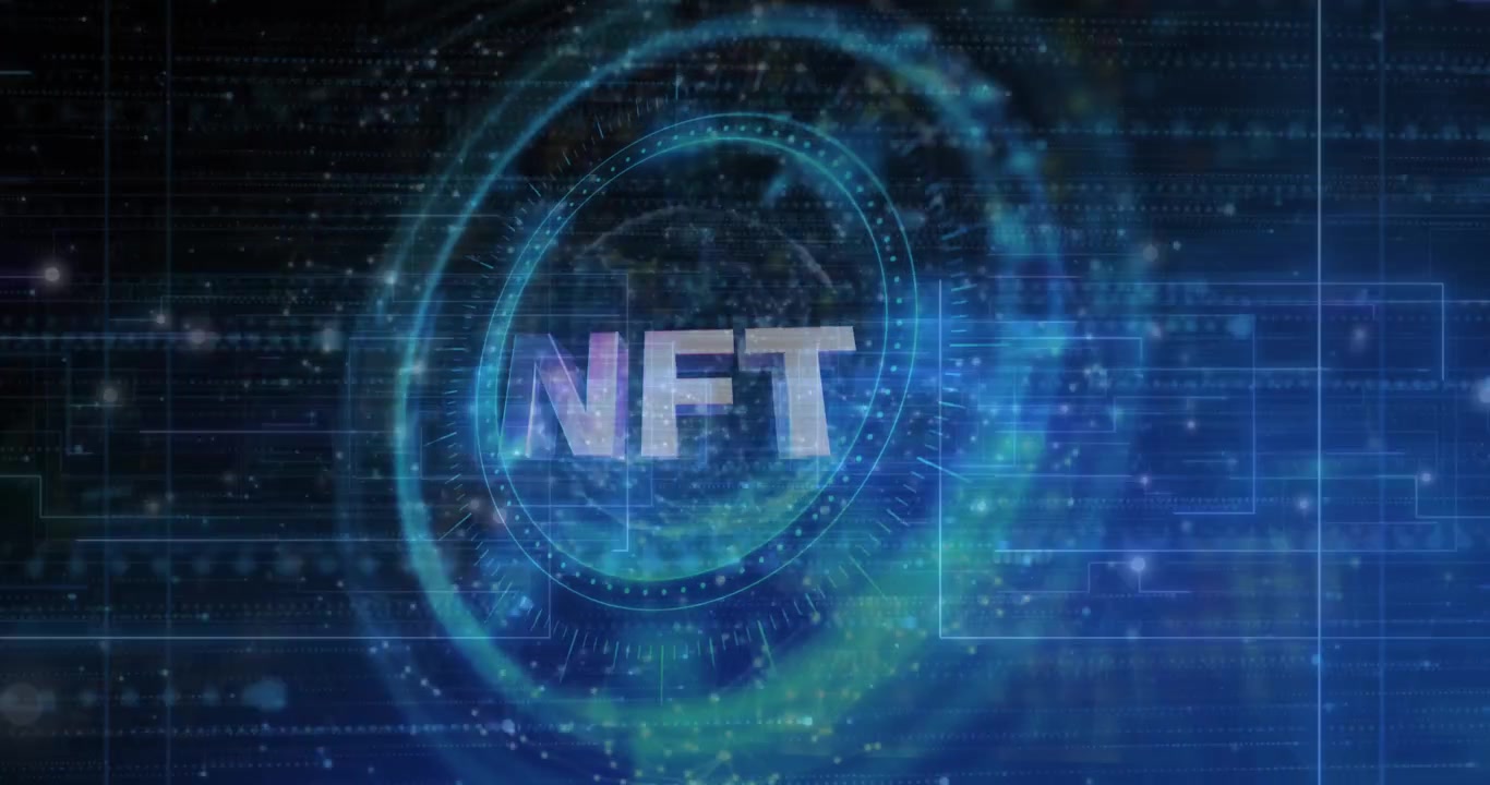 Roterende NFT Non-Fungible Token tekst på digital baggrund