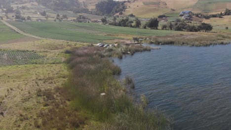 Pull-front-above-Tota-lake-in-a-shiny-day,-in-Colombia