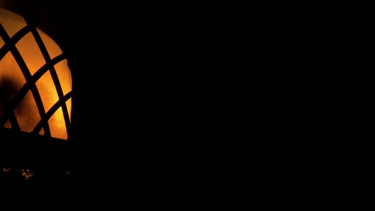 불과 함께 벽난로에 카메라 슬라이드 쾌적한 장소 진지한 순간 클로즈업