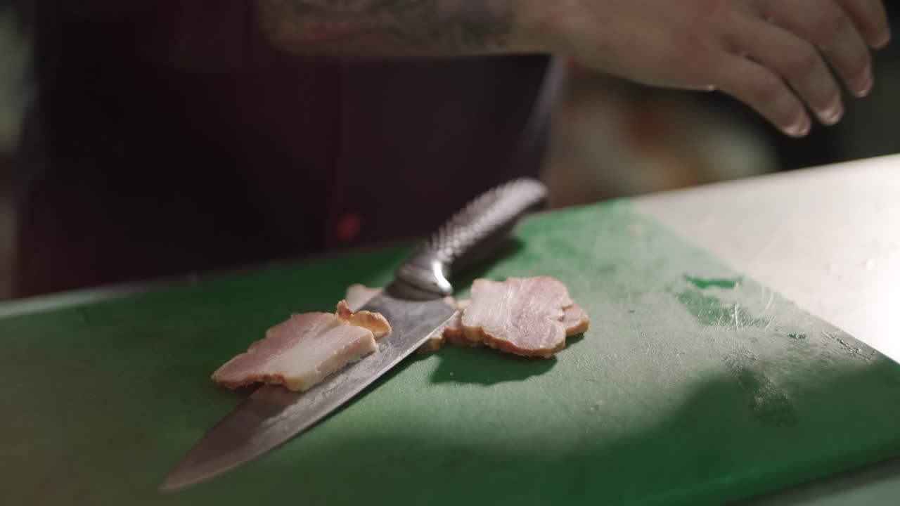 셰프가 전문 주방에서 카이사르 러드를 준비하고 있습니다.