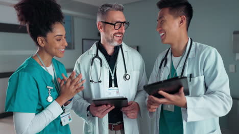 médicos, enfermeras y tableta con atención médica