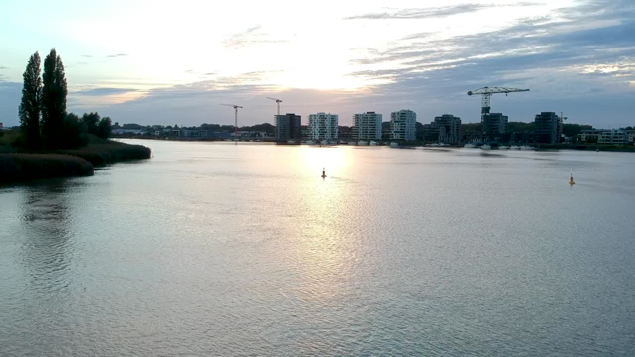 드론이 수면에서 상승하여 아름다운 도시 스카이라인을 드러니다.