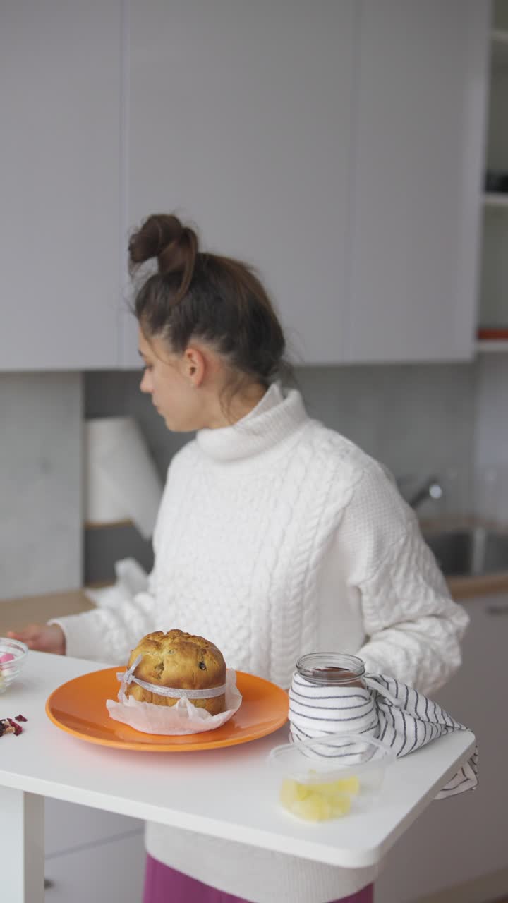 Joven mujer cocinando en la cocina