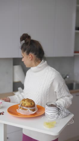 una mujer joven cocinando en la cocina.