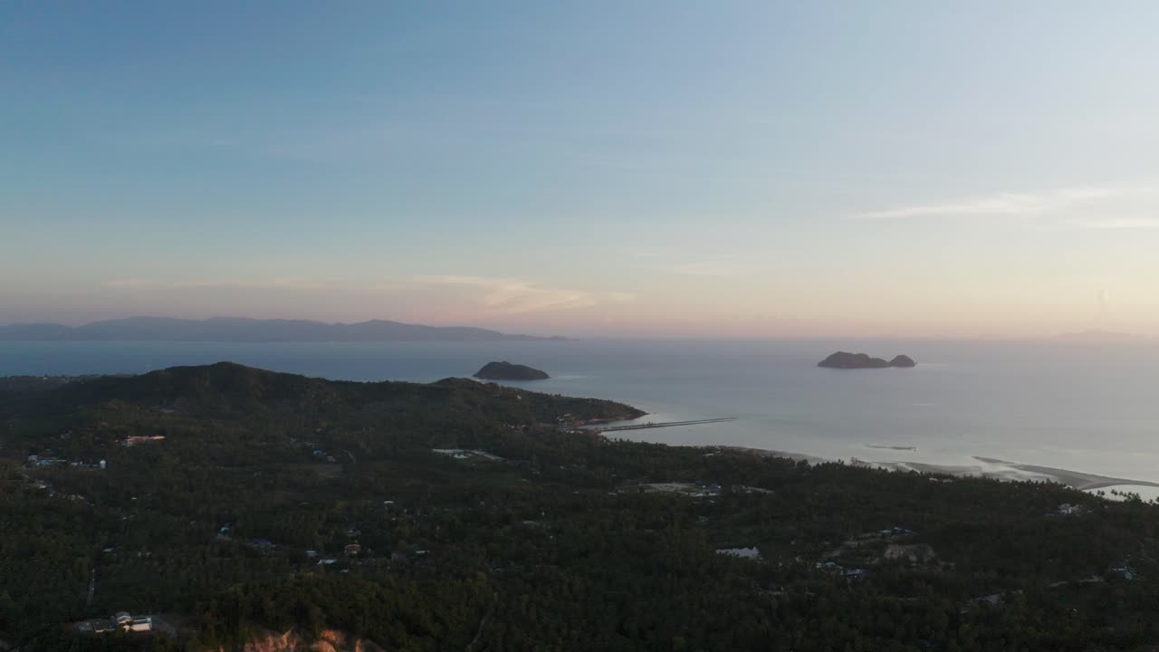 흐릿한 일몰 동안 열대 태국 섬의 전망, 공중 코팡안