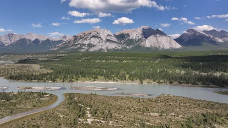 Vista-De-Drones-De-Las-Aguas-Turquesas-Del-Río-North-Saskatchewan-Mientras-Atraviesa-La-Reserva-Ecológica-De-Las-Llanuras-De-Kootenay-Y-El-Monte.