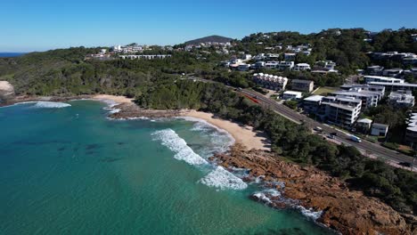 Ciudad-Frente-Al-Mar-Y-Carretera-En-Coolum-Bay-En-La-Costa-Del-Sol,-Queensland,-Australia