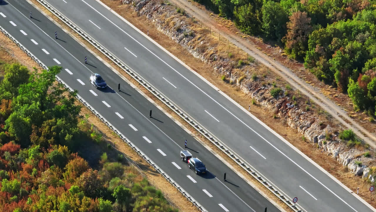 크로아티아의 이스트리아에서 e751 도로에 있는 자동차의 공중 사진.