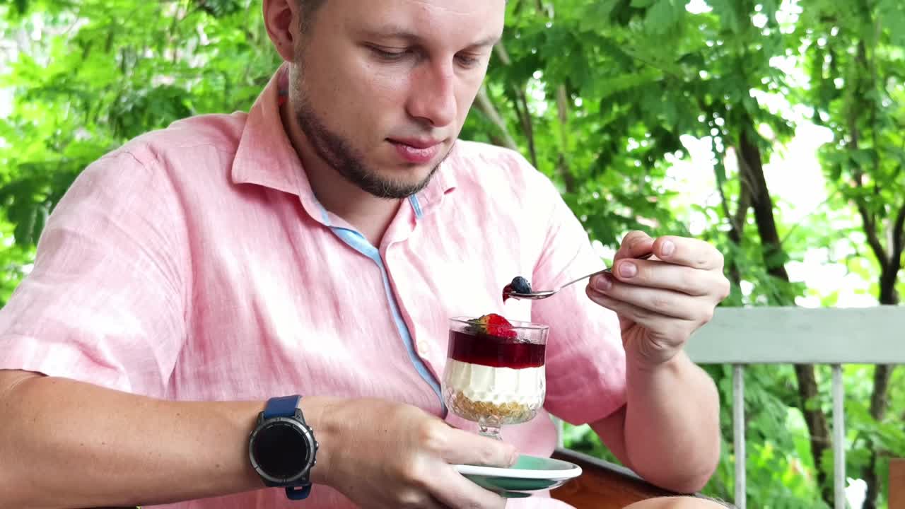 hombre comiendo postre de pastel de queso al aire libre