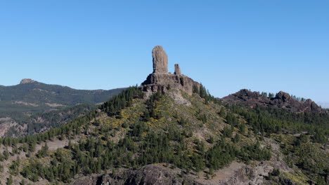 Luftdrohnenaufnahmen-Von-Wunderschönen,-Atemberaubenden-Landschaftsansichten-Von-Der-Felsformation-Roque-Nublo-Und-Dem-Plateau-Auf-Gran-Canaria-Spanien-Mit-Tälern-Und-Vielen-Kleinen-Gipfeln-An-Einem-Sonnigen-Tag