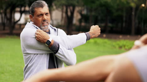 estiramiento de fitness, hombre maduro