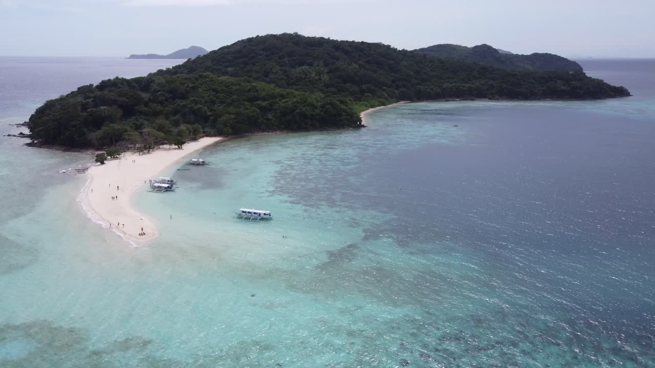barra de arena de la isla ditaytayan en coron con personas y barcos turísticos en la playa de sandbank