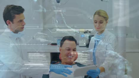 animación del procesamiento de datos médicos sobre pacientes masculinos caucásicos y dentistas que usan tablets
