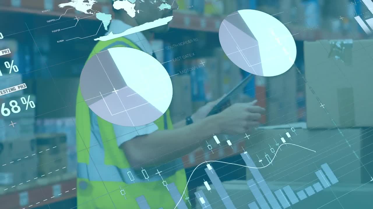 animación de la interfaz infográfica, hombre caucásico usando una tableta digital y recogiendo una caja de cartón