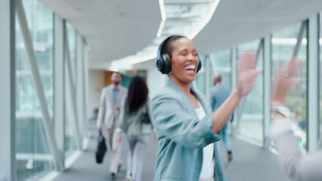 High-five,-dancing-or-businesswoman-in-office