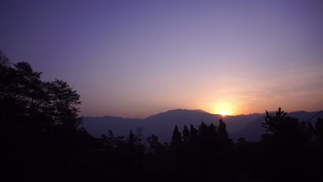 太陽が山の上に昇っています ⁇