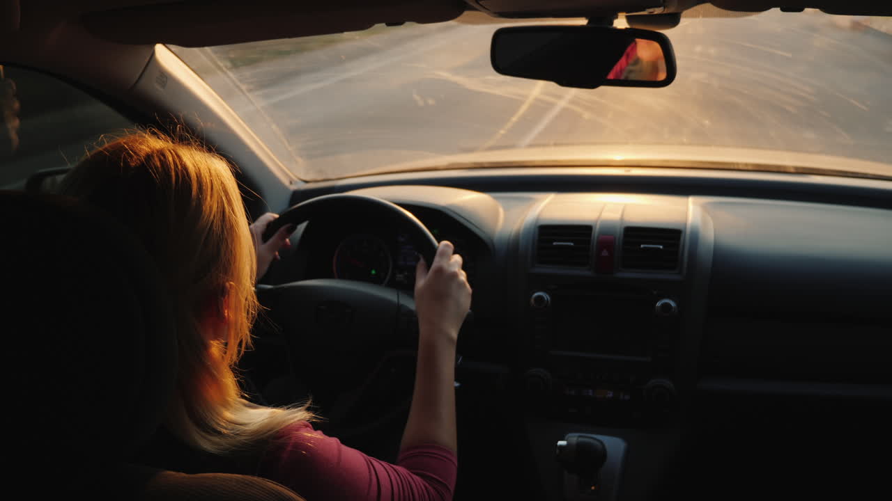 차를 운전하는 여성 운전자의 실루엣