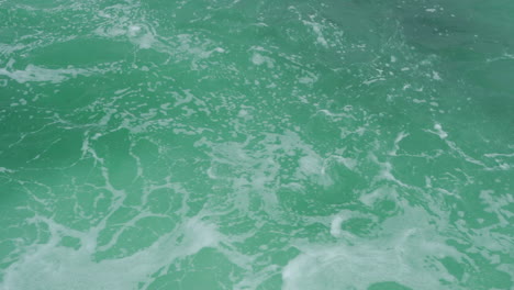 agua azul verde con blanco desde arriba que fluye