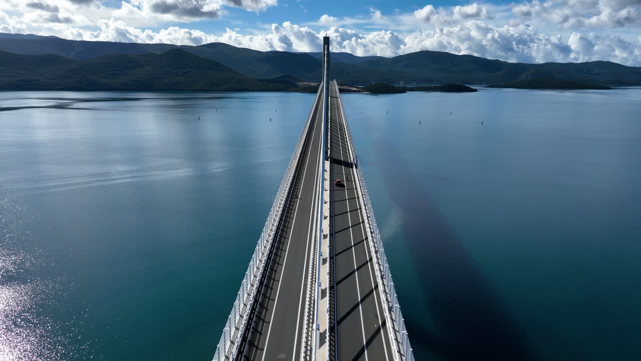 크로아티아 의 빛 에 정지 한 물 위 에 있는 펠제사크 다리 의 공중 사진