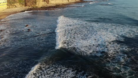 Reiten-über-Das-Meer-In-Einem-Unglaublichen-Sonnenuntergang-Von-Cascais