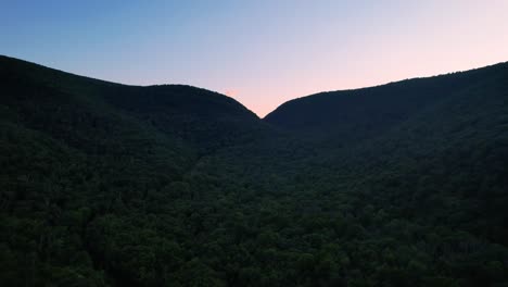 Wunderschöne-Drohnenaufnahmen-Eines-Wunderschönen,-Farbenfrohen-Sommersonnenuntergangs-In-Den-Appalachen