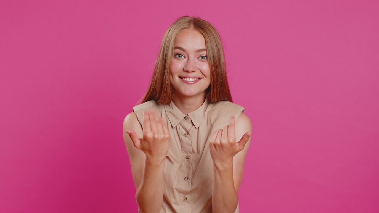 joven mujer extender las manos y dar un abrazo a usted expresión agradable amor sentimientos orgullosos satisfechos