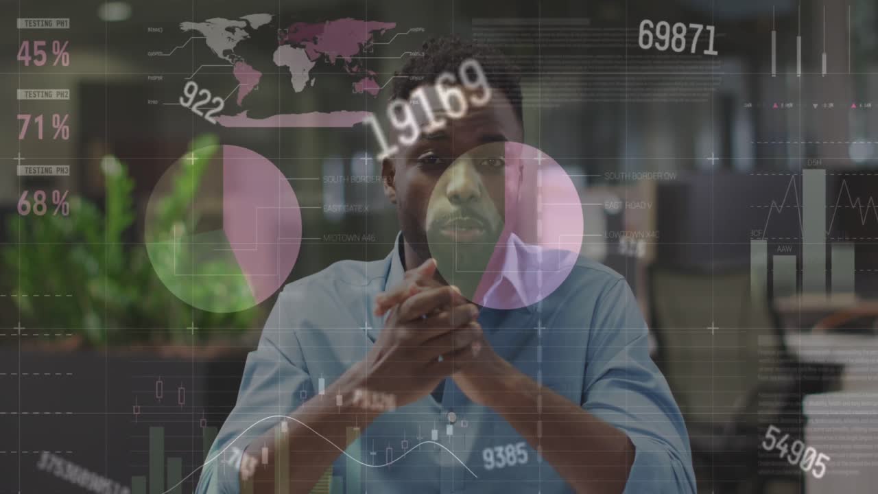 Animation de traitement de données sur un homme afro-américain parlant face caméra au bureau.