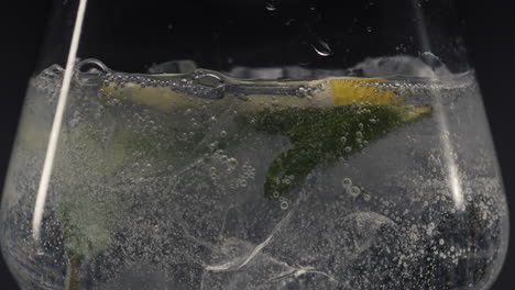 agua de menta de otoño de cítricos con burbujas de vidrio macro primer plano. hacer concepto de cóctel