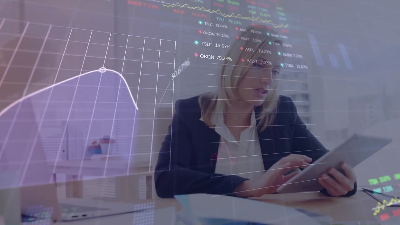 animación del procesamiento de datos financieros sobre una mujer de negocios caucásica usando una tableta en la oficina.