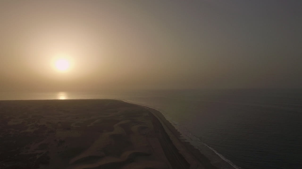 costa con dunas de arena al atardecer gran canaria