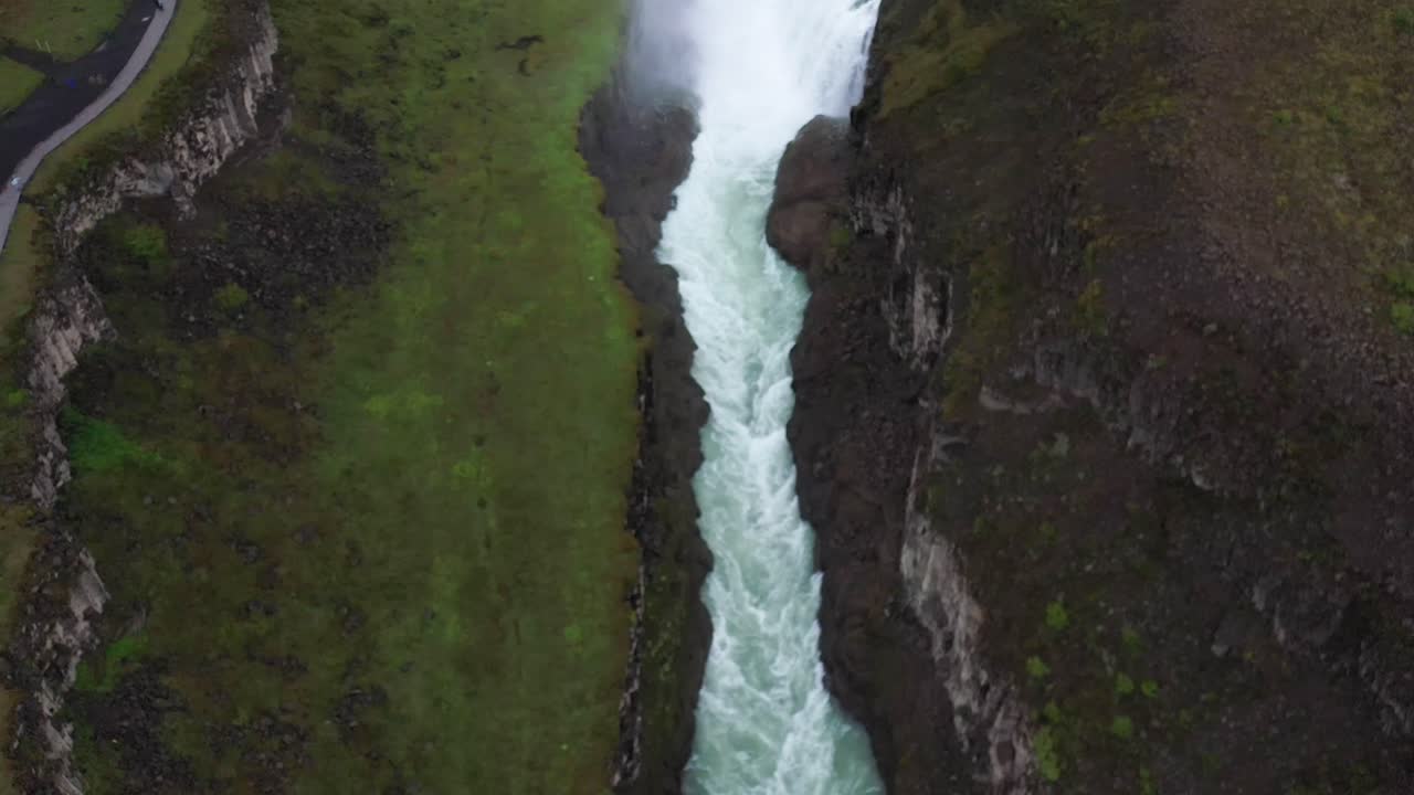 cascadas de gullfoss en islandia con video de drones en el cañón arriba