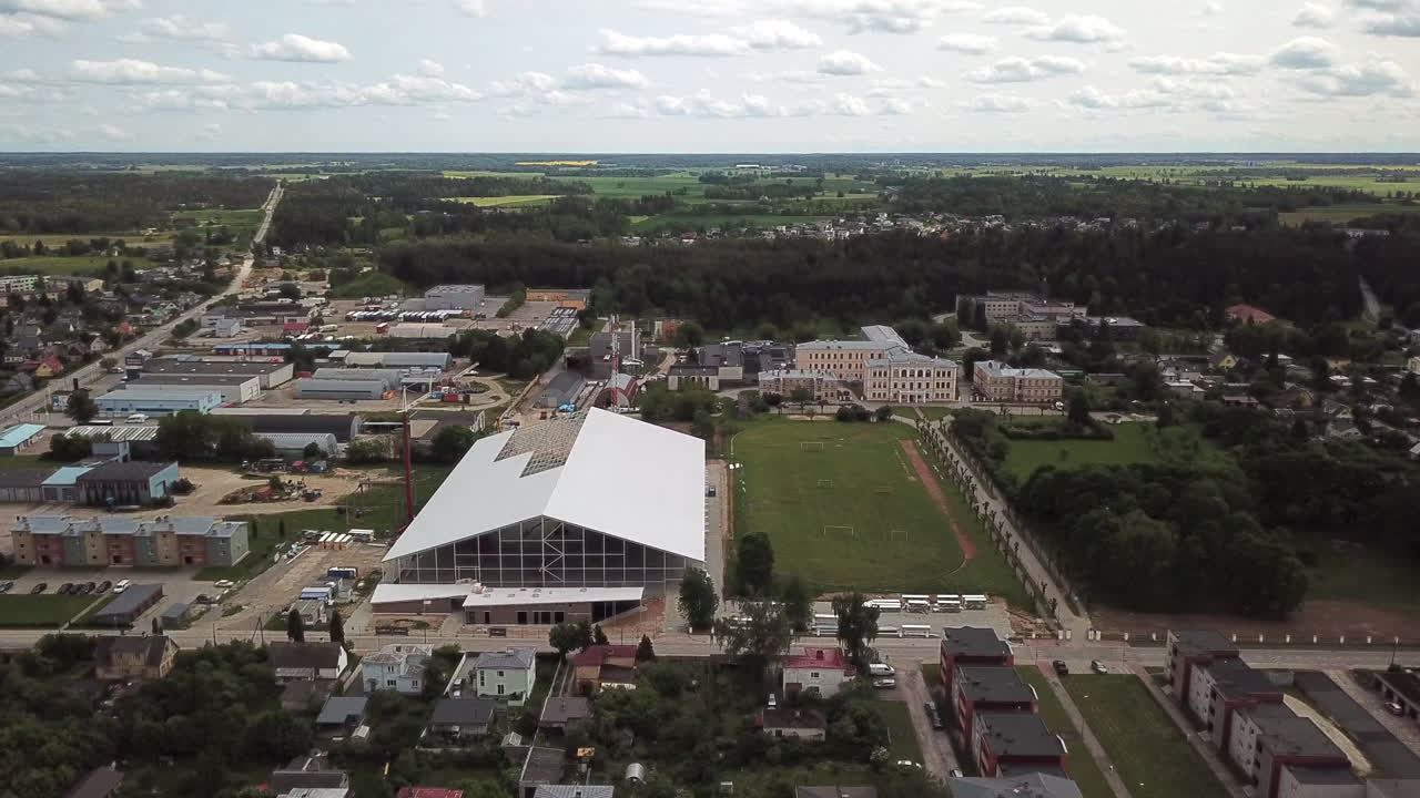 Sorvolo aereo 4K: Arena sportiva moderna e campus di un istituto professionale, Rakvere, Estonia 2025.
