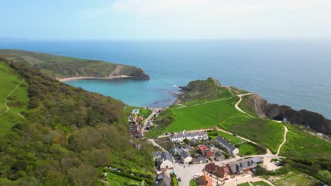 Lulworth-Cove-Und-Das-Dorf-Dorset-Jurassic-Coast-Fliegen-An-Einem-Strahlend-Sonnigen-Tag-Seewärts