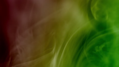 humo abstractamente colorido sobre un fondo negro