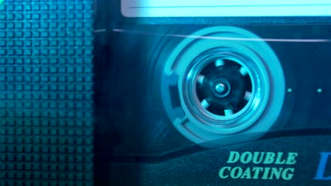 cassette de audio en el reproductor. primer plano