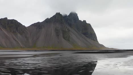 Video-De-Un-Dron-Volando-Hacia-La-Montaña-Vestrahorn-En-El-Sureste-De-Islandia