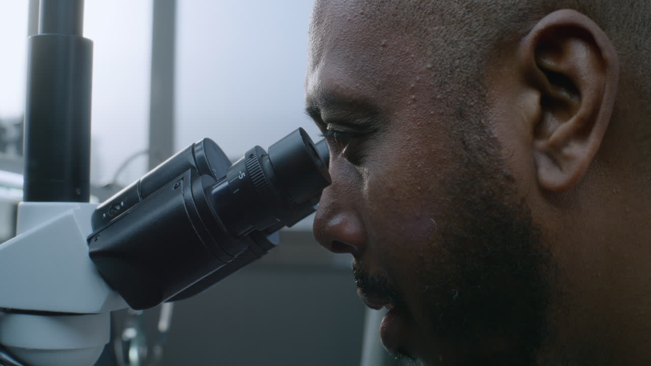 científico usando microscopio