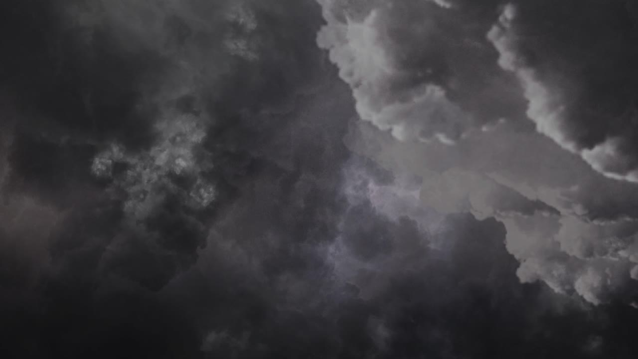 어두운 구름이 멀어지는 뇌우