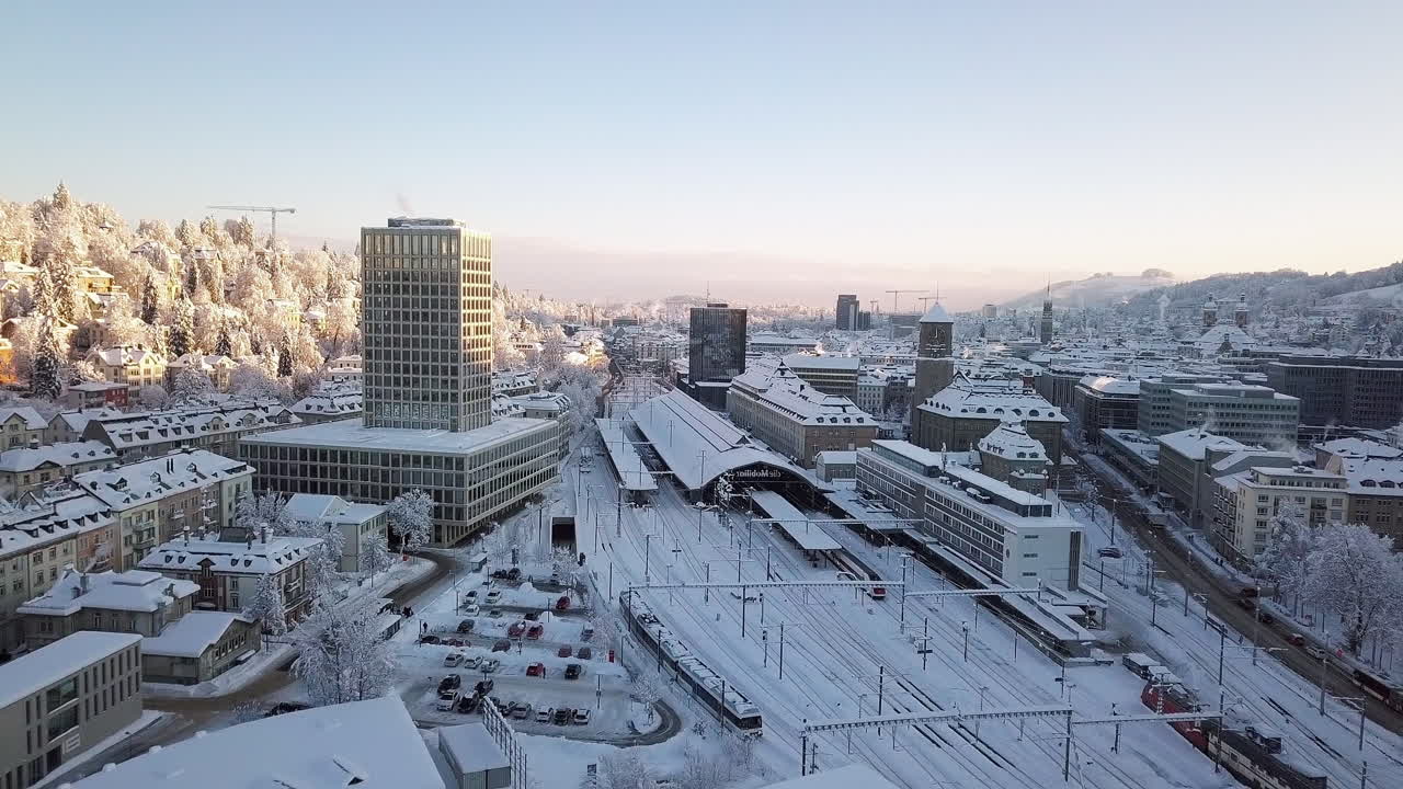 video panorámico aéreo de drones de la estación central y el casco antiguo cubierto de nieve, sankt gallen, st